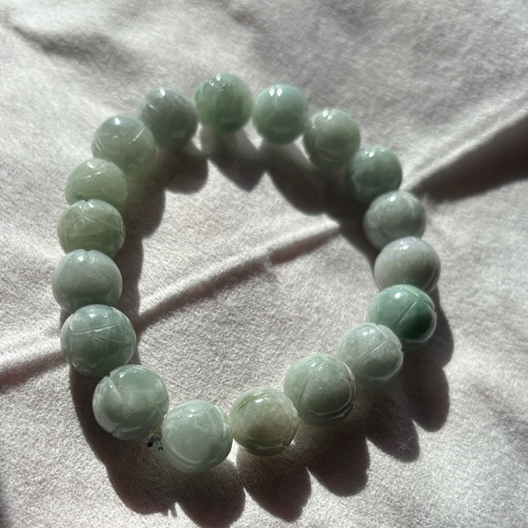 Elegant Green Jade Bracelet - Picture 2 of 5